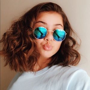 Meet your Posher, Elise